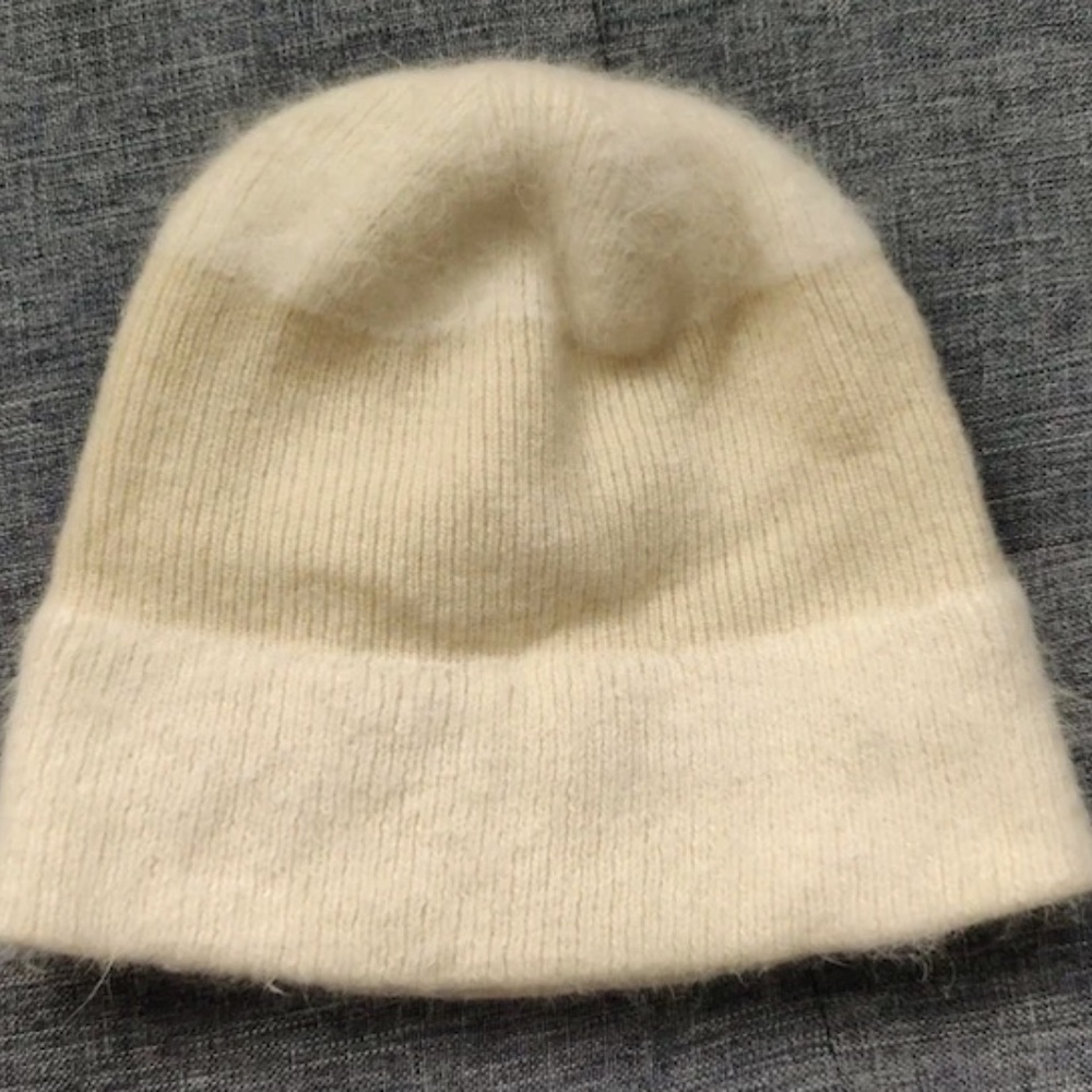 EUC Fuzzy Ivory Angora blend beanie hat American Eagle AE